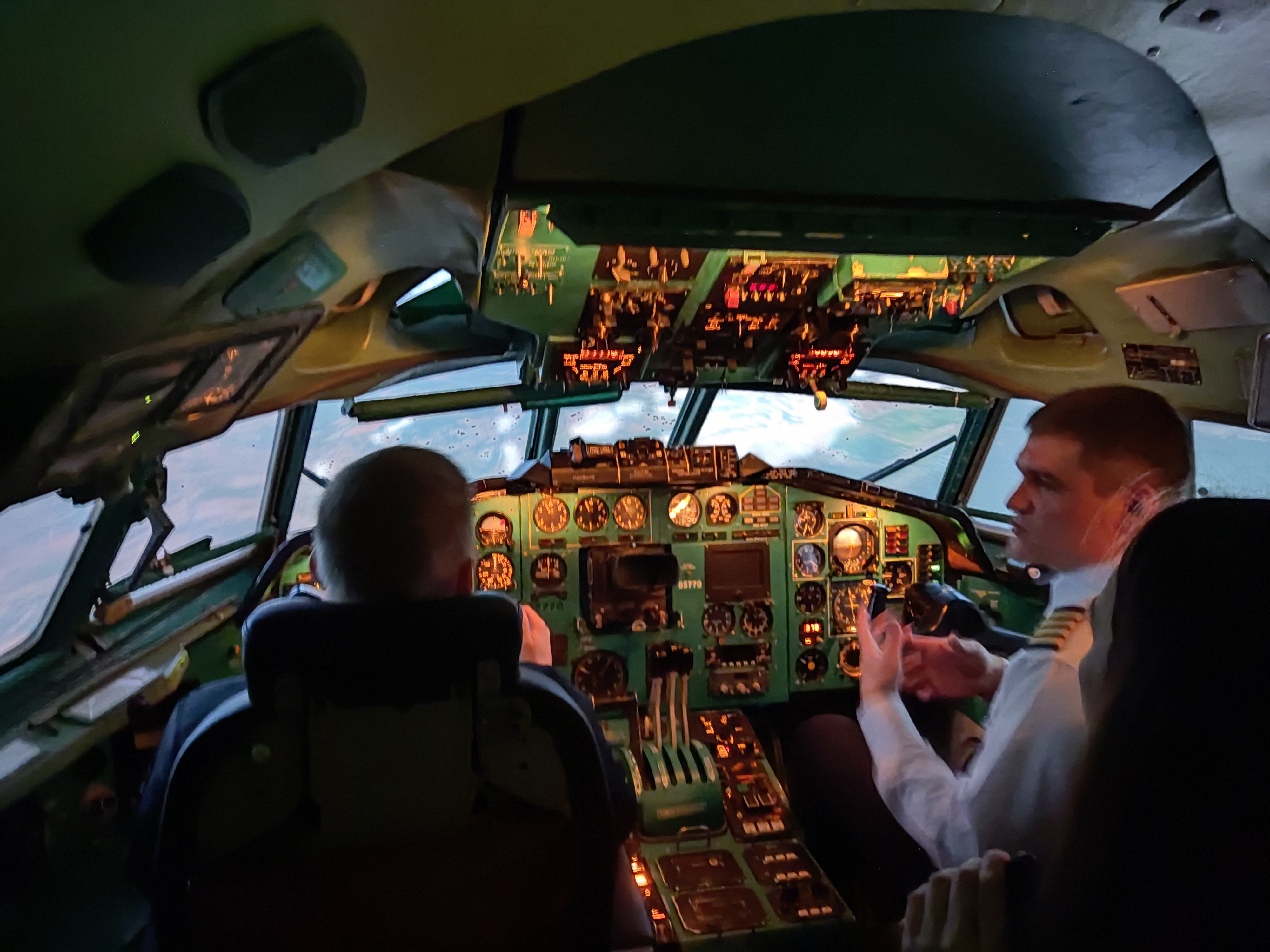 В кабине авиатренажера Тушки можно полетать, как наяву в сопровождении