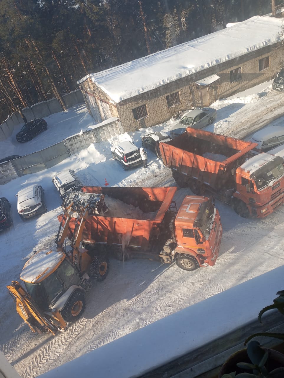 В Звенигороде с раннего утра вывозят отовсюду снег.