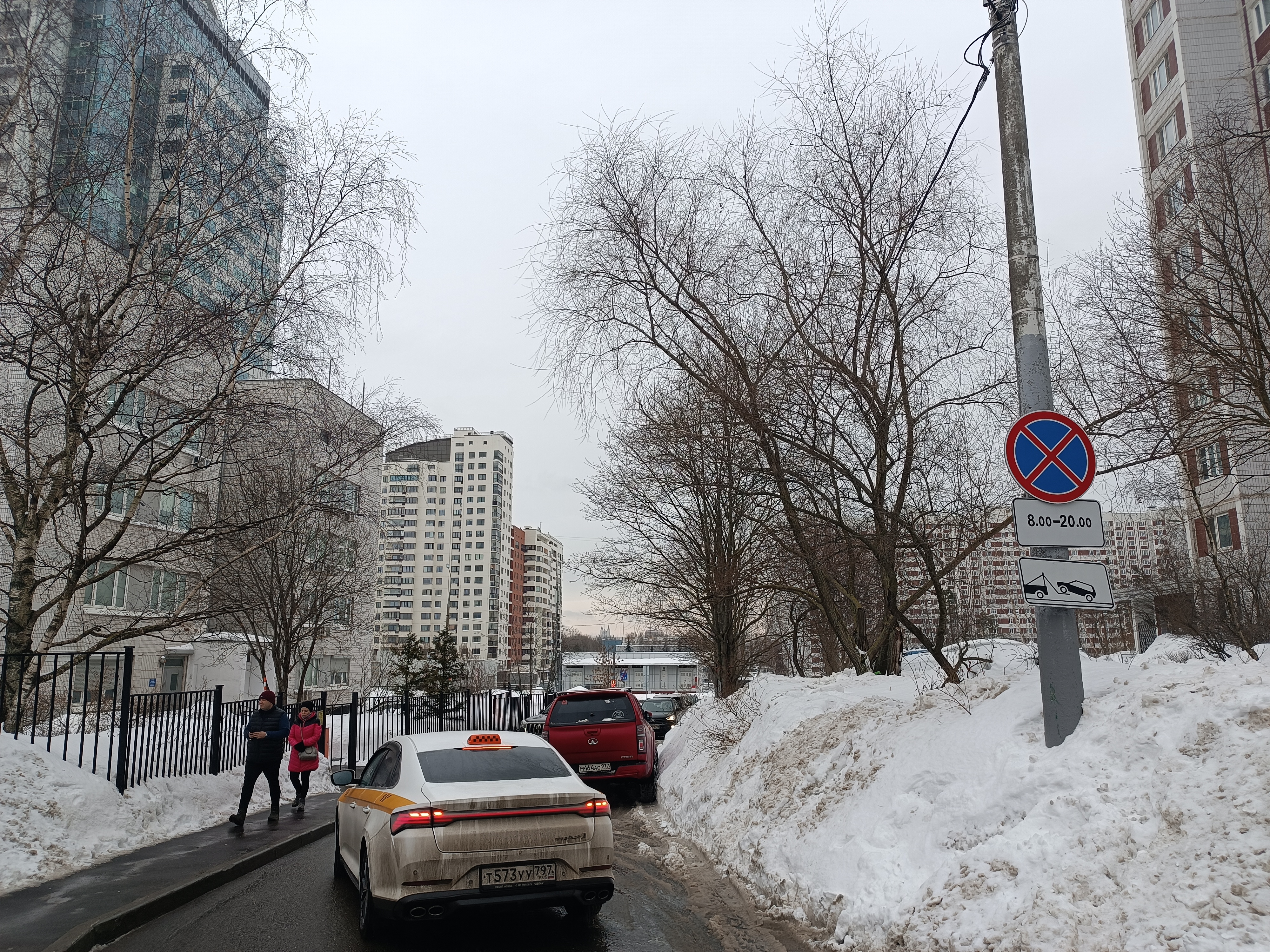 Как же нажо ненавидеть москвичей, чтобы возле районного медцентра запр