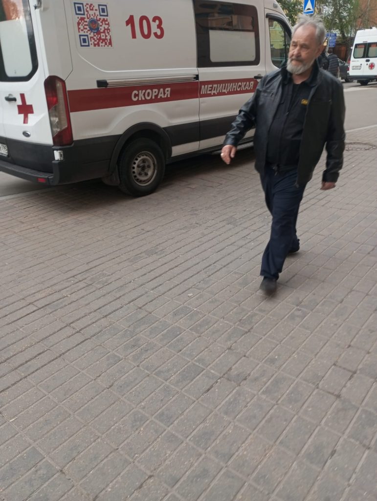 Идет мужик, который очень умен